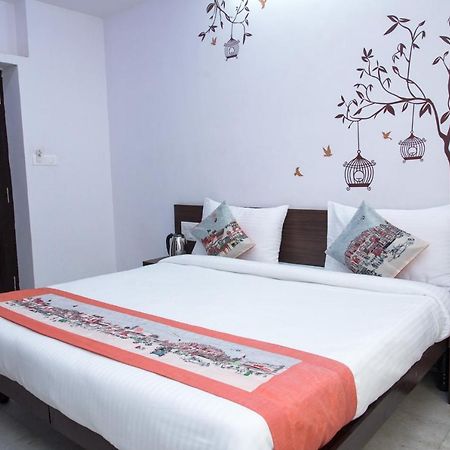 Oyo 14118 Hotel Kalika Palace Udaipur Exterior foto